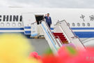 习近平率中央代表团抵达拉萨出席西藏自治区成立60周年庆祝活动