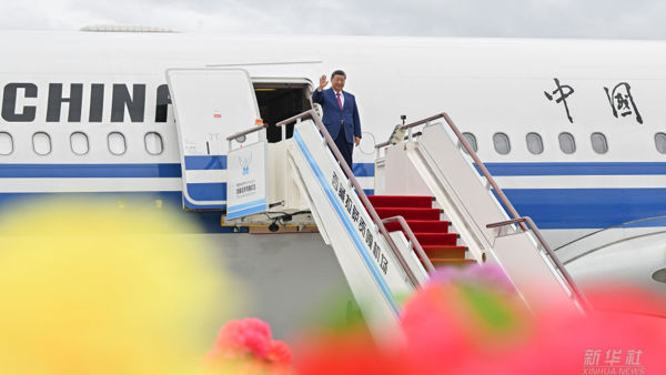 习近平率中央代表团抵达拉萨出席西藏自治区成立60周年庆祝活动