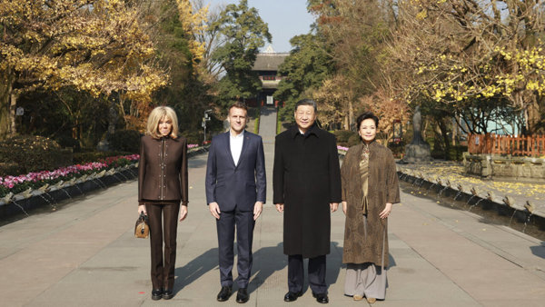 习近平同法国总统马克龙在成都进行友好交流